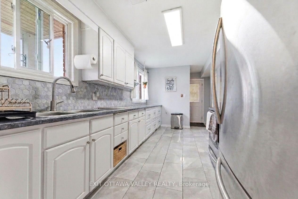 13 Tamarack Street • Deep River, ON photo 7