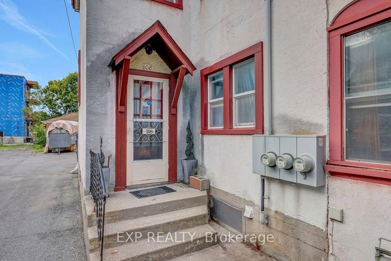 108 Lebreton Street N