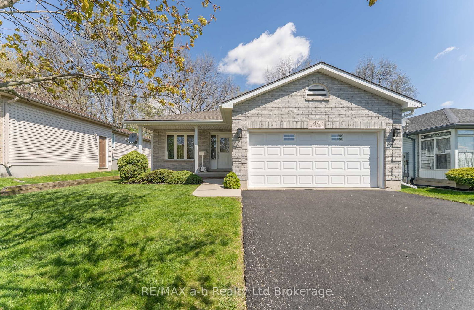 44 Beech Boulevard • Tillsonburg, ON photo 2
