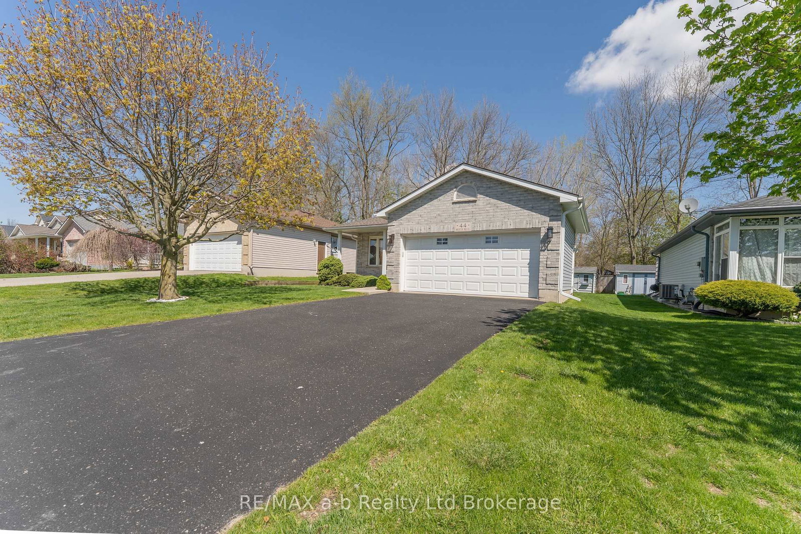 44 Beech Boulevard • Tillsonburg, ON photo 3