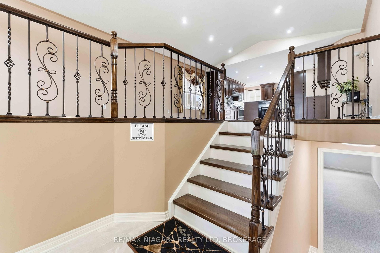 8253 Costabile Drive • Niagara Falls, ON photo 2