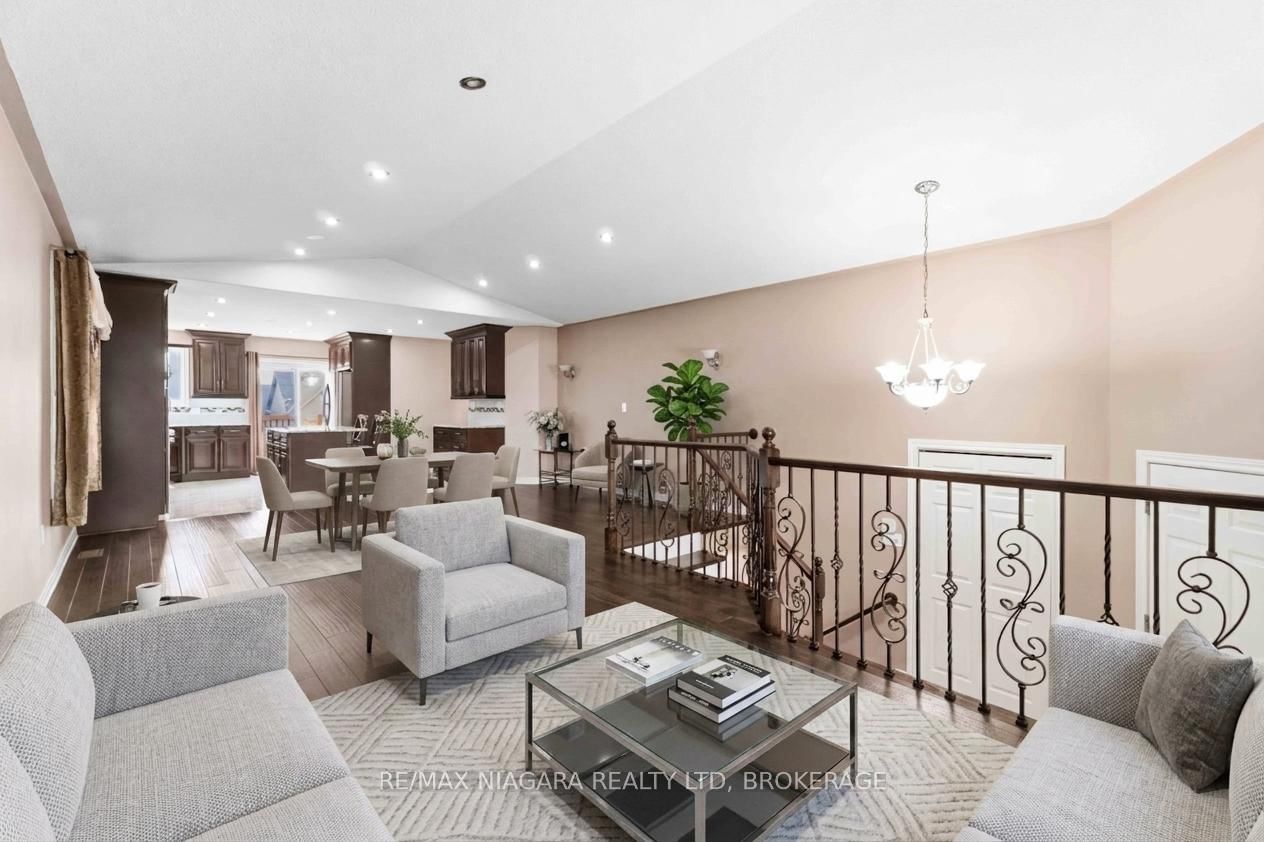 8253 Costabile Drive • Niagara Falls, ON photo 3