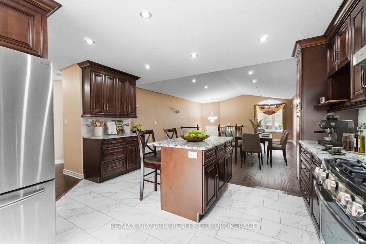 8253 Costabile Drive • Niagara Falls, ON photo 5