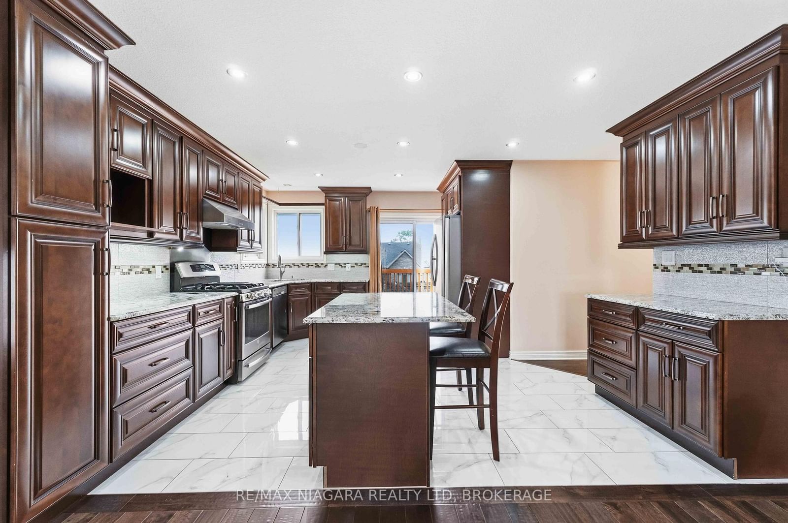 8253 Costabile Drive • Niagara Falls, ON photo 6