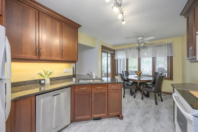 260 VILLAGE GREEN Avenue • London South, ON photo 6