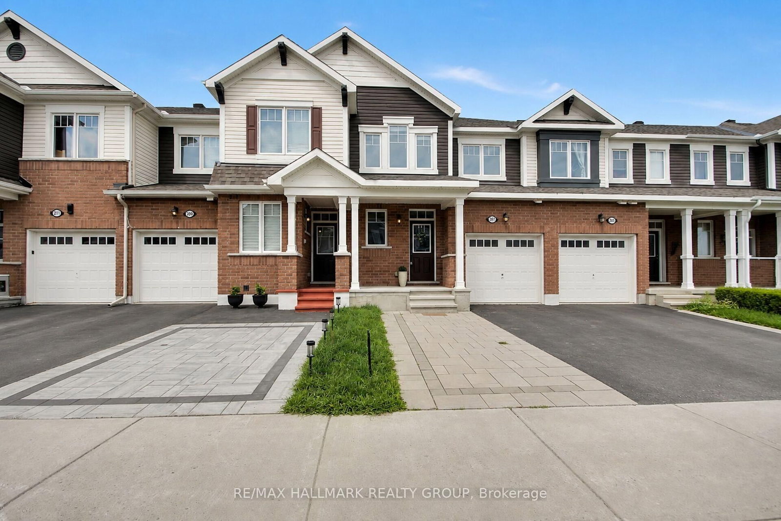 Front view of 207 Willow Aster Circle, Ottawa