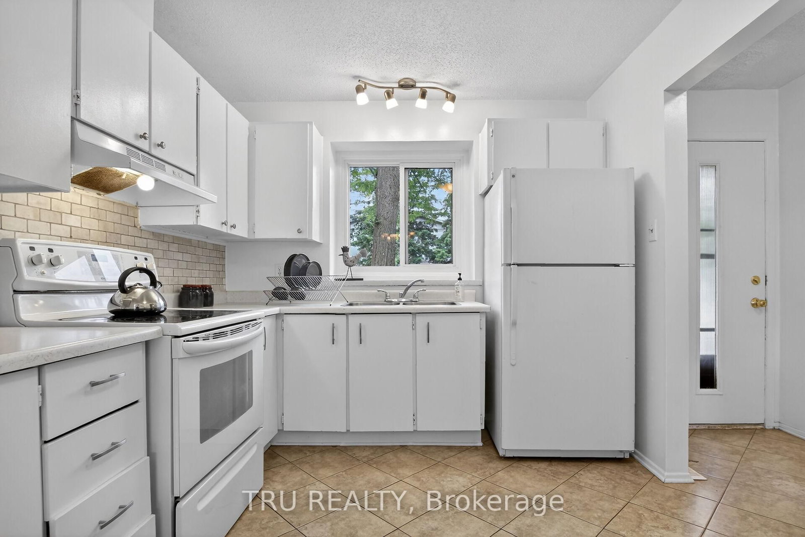 16-164 BARROW Crescent • Ottawa, ON photo 4