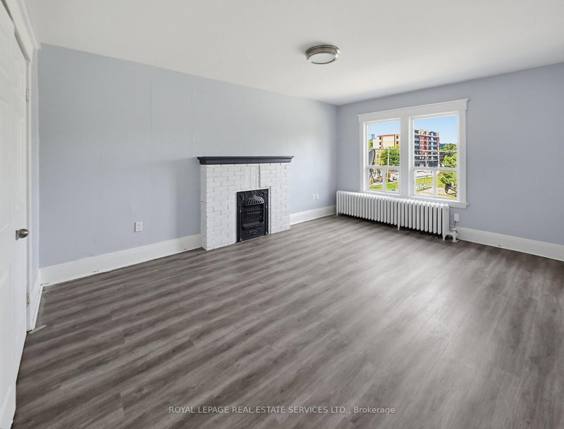 8 - 8 Ottawa Street N
