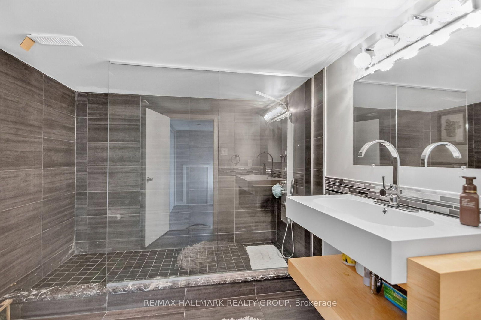 11 Taj Court • Ottawa, ON photo 45