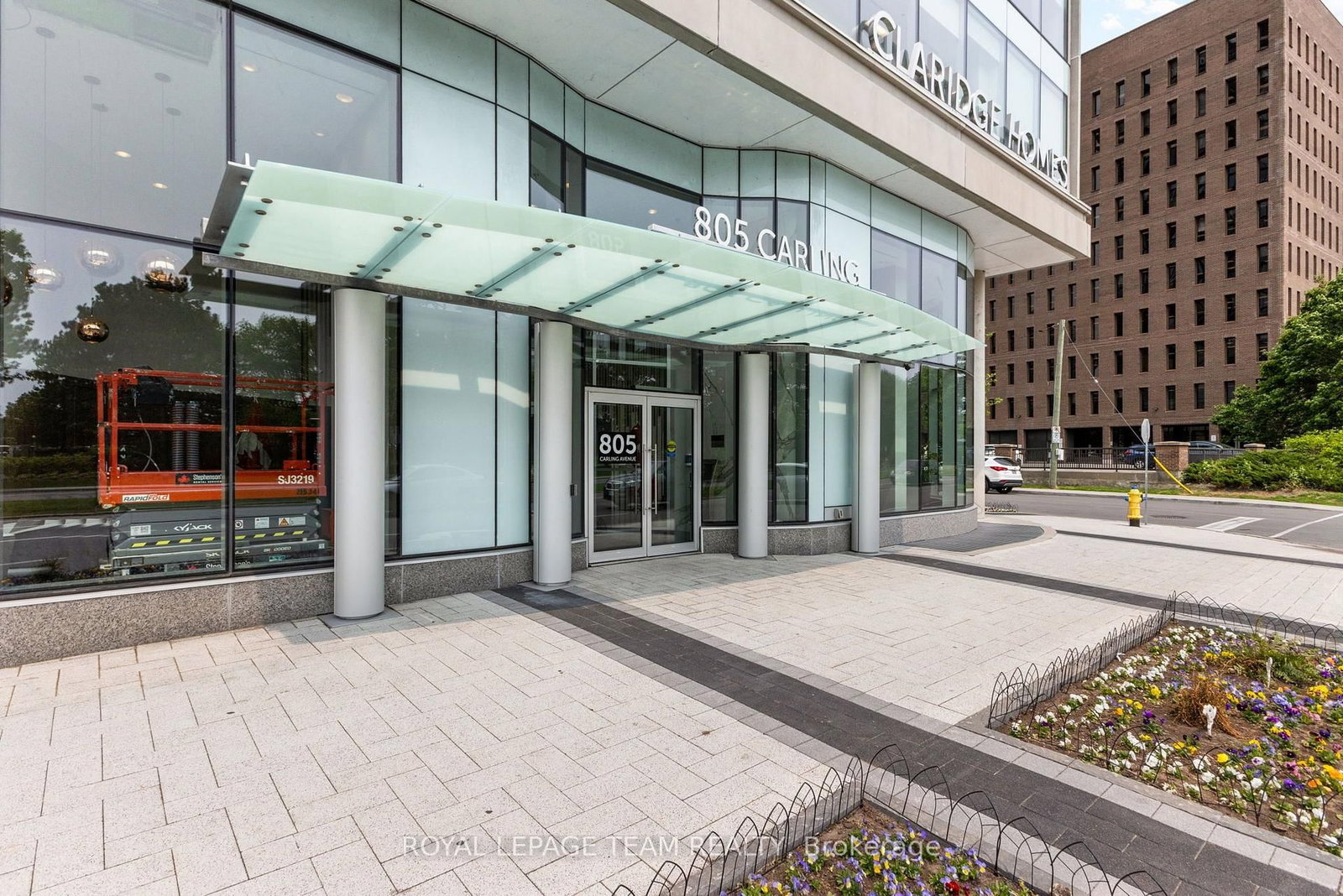 Front view of 901-805 Carling Avenue, Ottawa