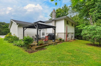 12 Anthony Court • Huntsville, ON photo 2