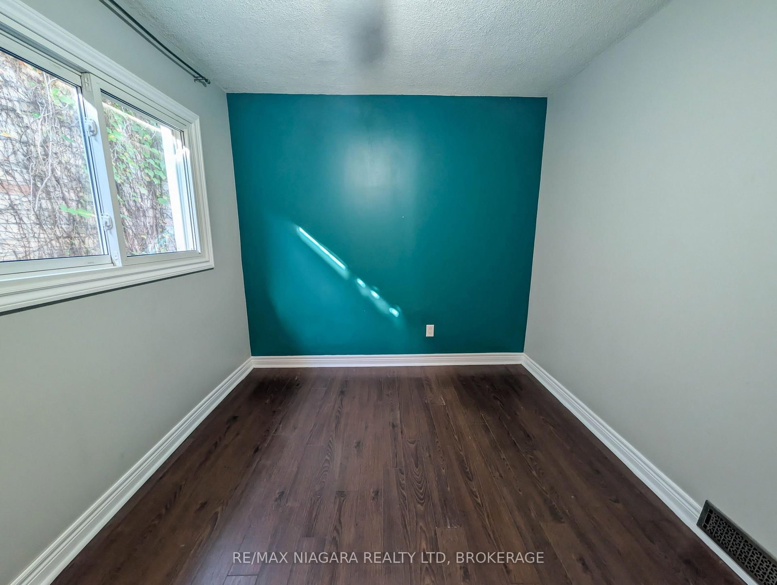 24 Churchill Street • St. Catharines, ON photo 23