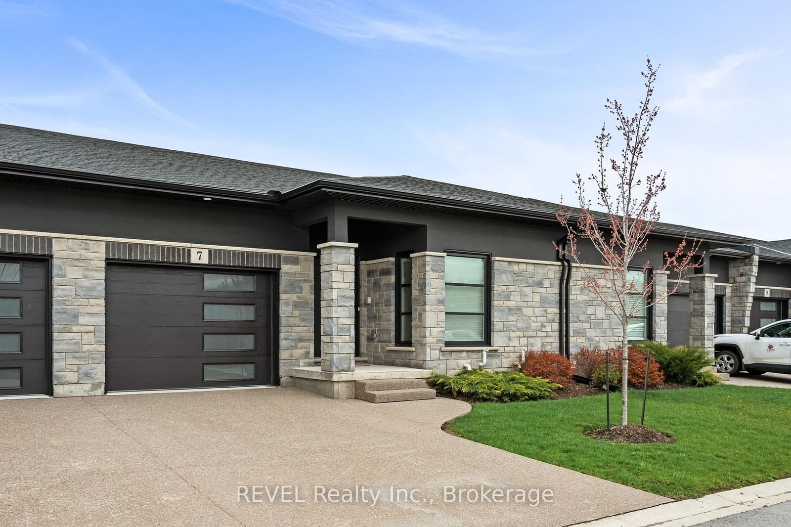 7138 Parsa St Niagara Falls Street • #7 • Niagara Falls, ON photo 2