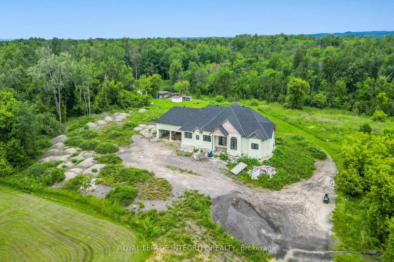 1695 Old Montreal Road