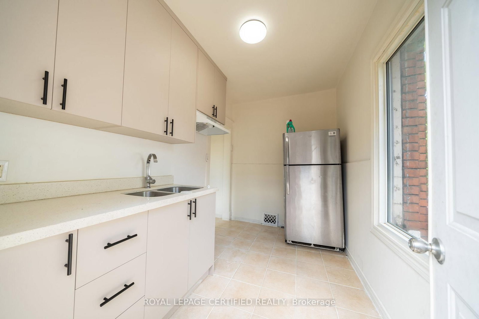 10 Fairleigh Avenue N • Hamilton, ON photo 4