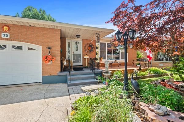 33 Meadowbrook Crescent