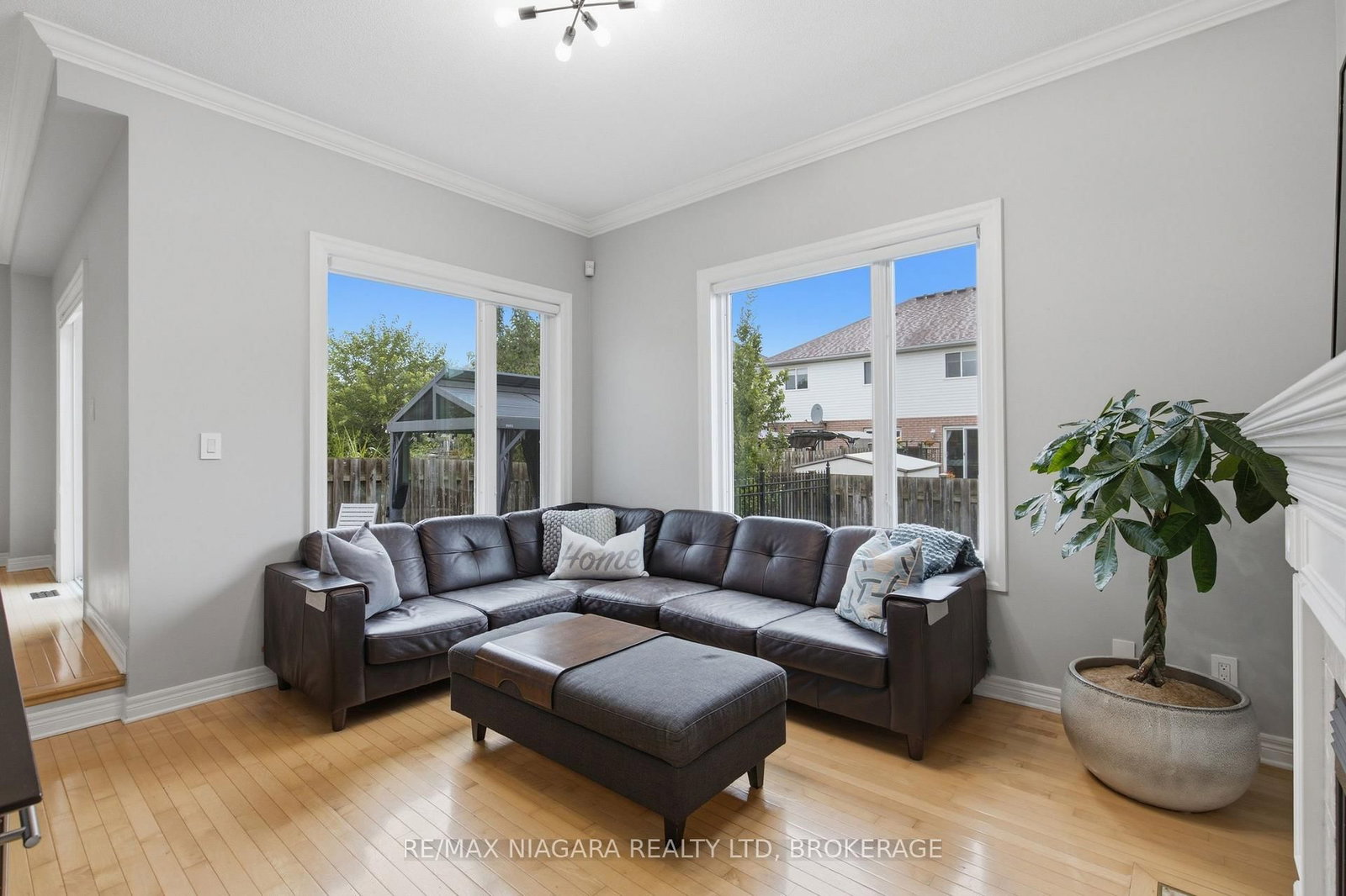 15 Cozocar Crescent • St. Catharines, ON photo 2