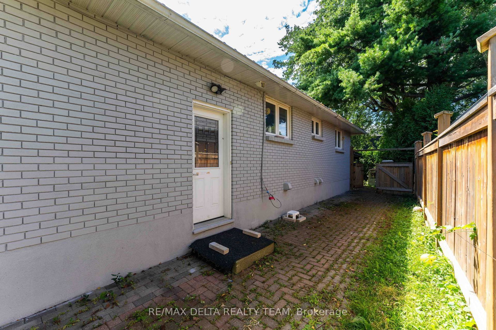 109 Meadowlands Drive W • Ottawa, ON photo 10