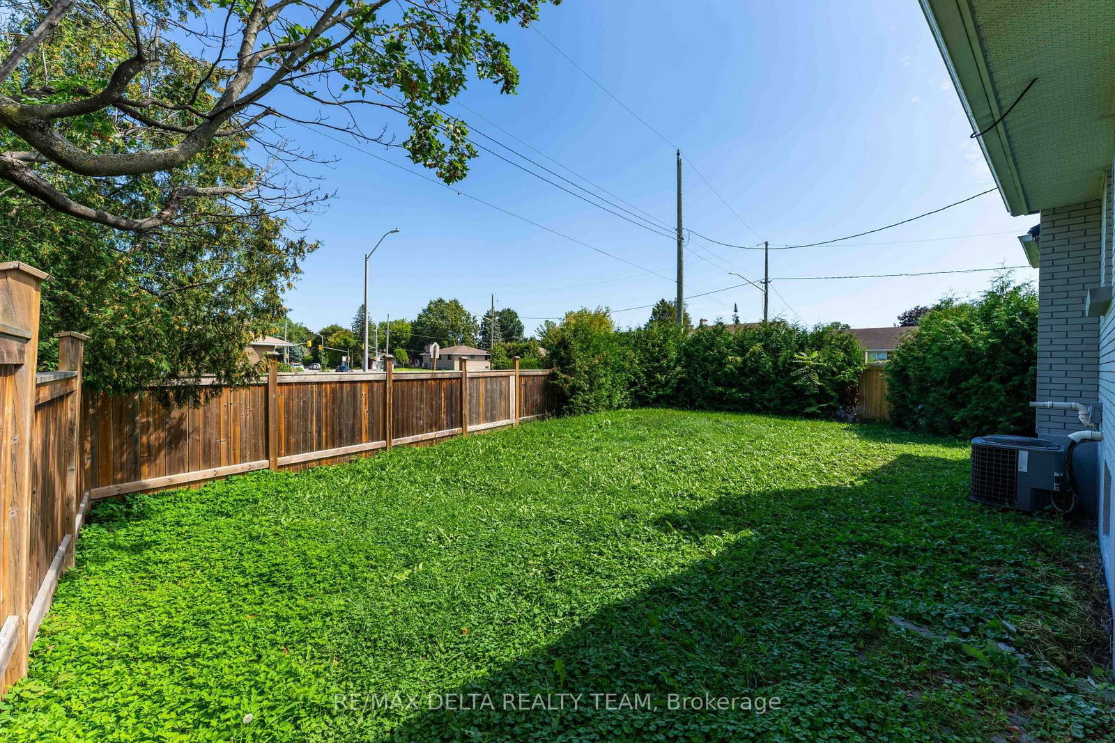 109 Meadowlands Drive W • Ottawa, ON photo 11