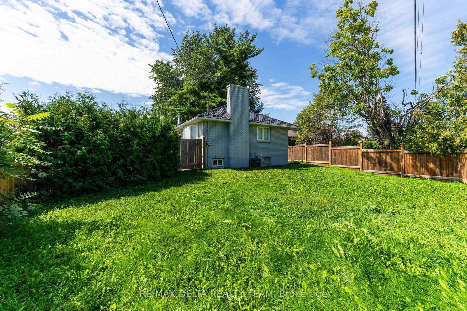 109 Meadowlands Drive W • Ottawa, ON photo 12