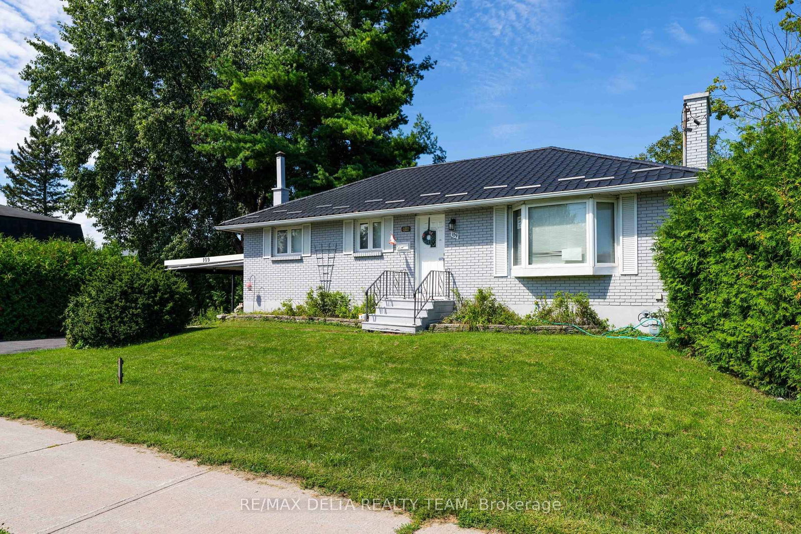 109 Meadowlands Drive W • Ottawa, ON photo 4