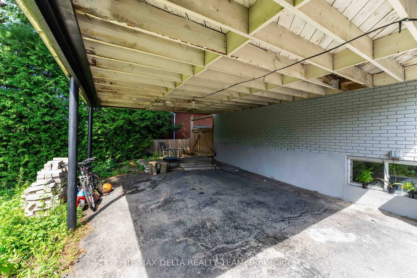 109 Meadowlands Drive W • Ottawa, ON photo 8