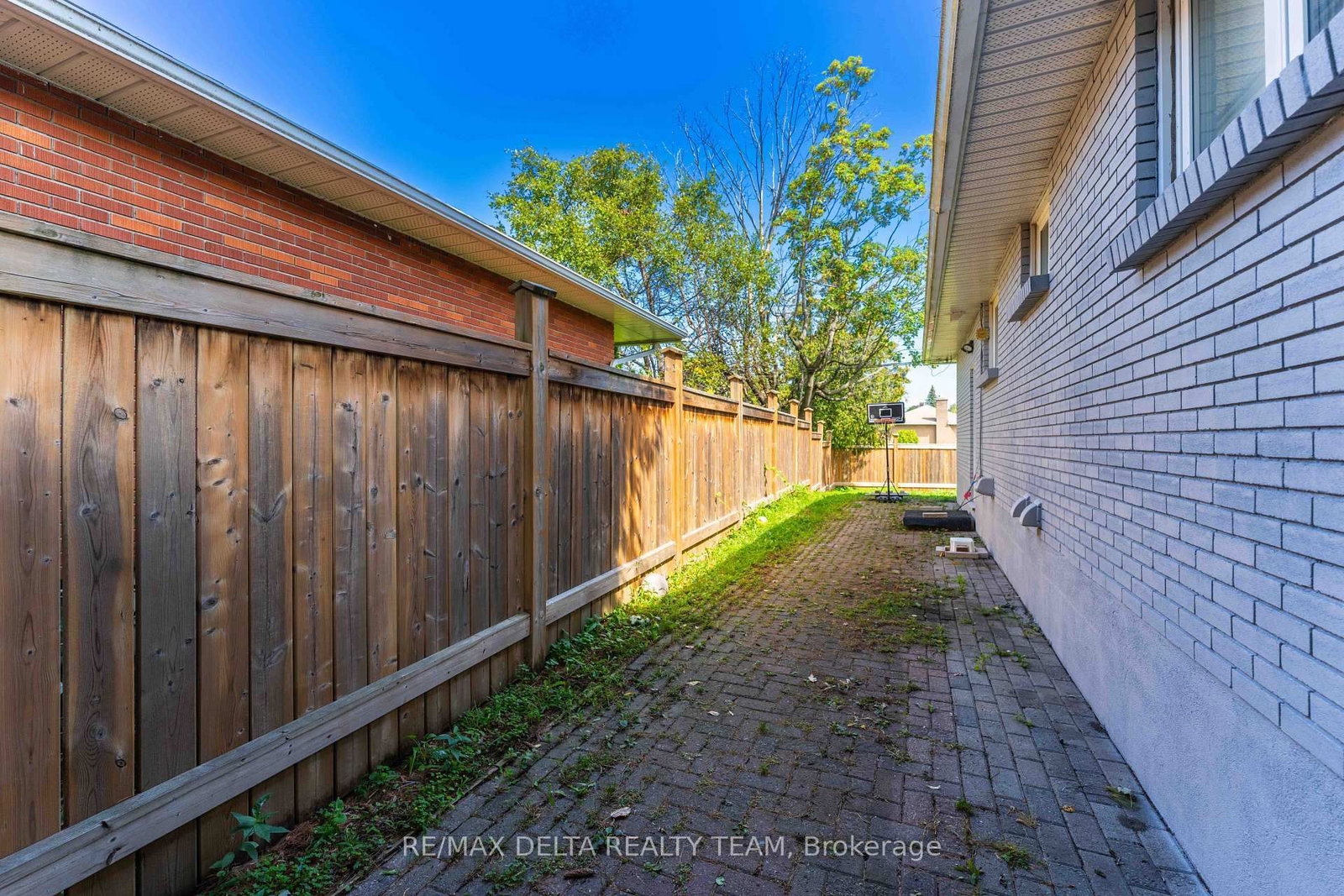 109 Meadowlands Drive W • Ottawa, ON photo 9