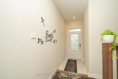 942 Seagrave Lane • Richmond, ON photo 3