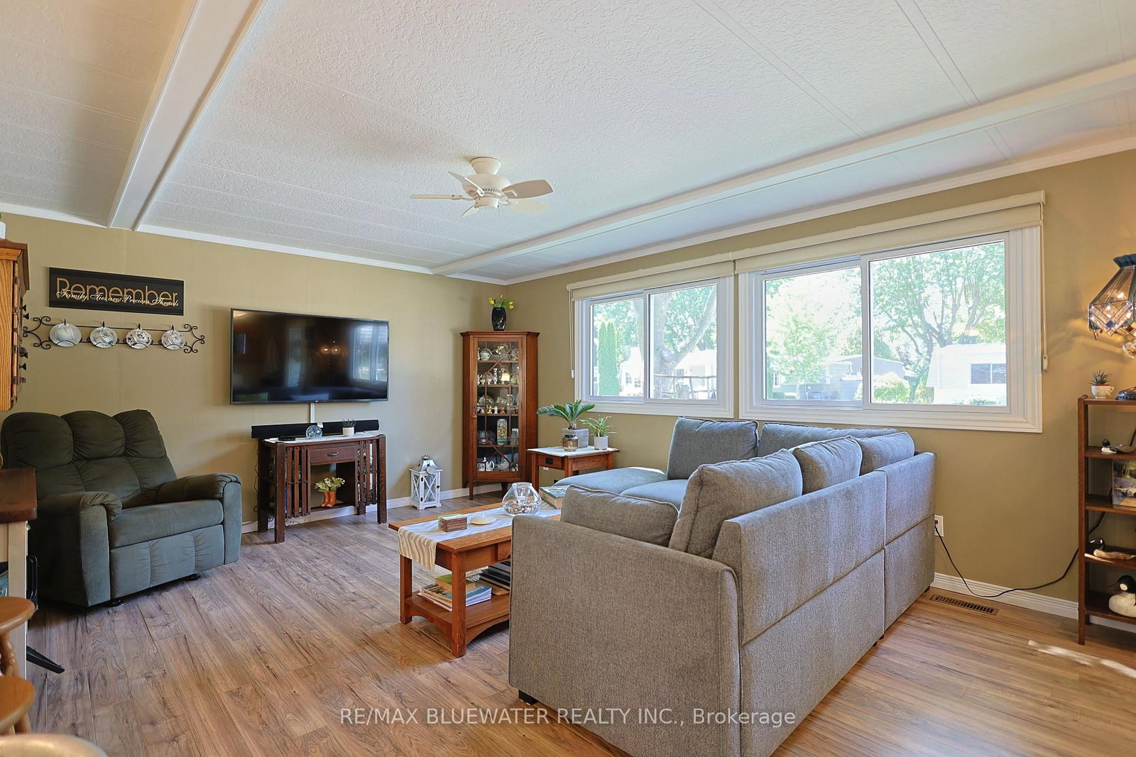 95 Shannon Boulevard • South Huron, ON photo 4