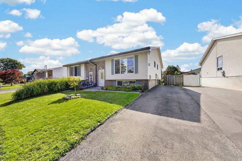 811 Cunningham Crescent