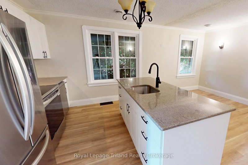4 - 145 Vansittart Avenue