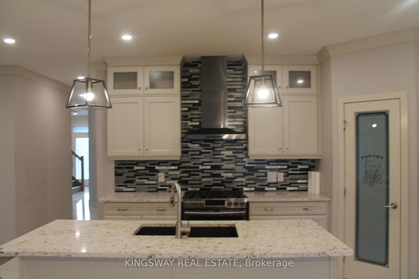 2255 CONSTANCE Avenue • London South, ON photo 8