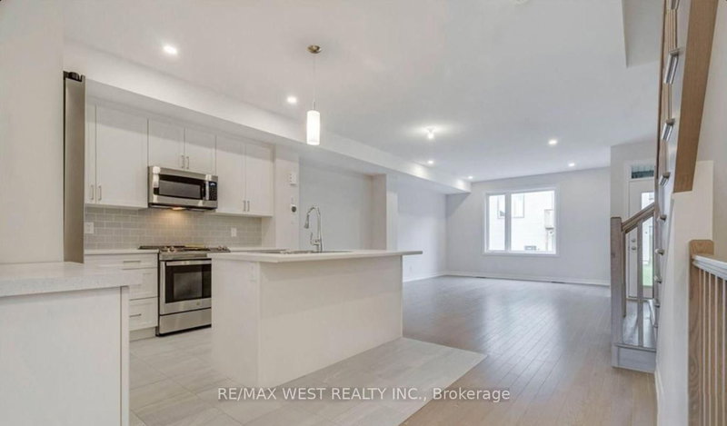 1026 Kijik Cres photo 4