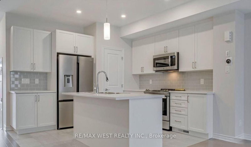 1026 Kijik Cres photo 5