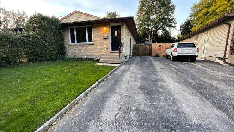 4 WENLOCK Crescent