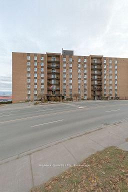 206 - 141 Dundas Street W