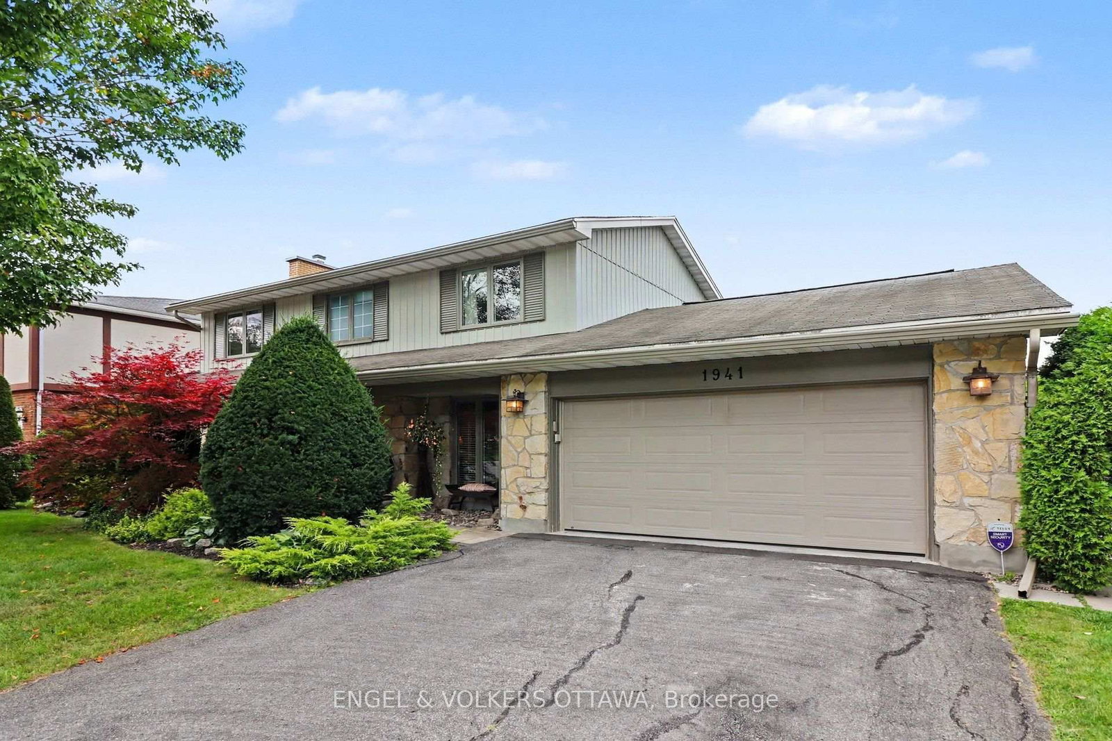 1941 Naskapi Drive • Ottawa, ON photo 2