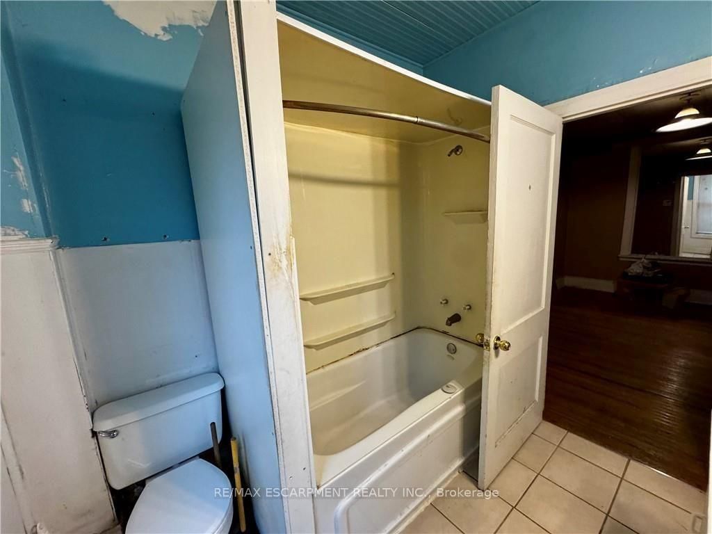 28 Brantdale Avenue • Hamilton, ON photo 8