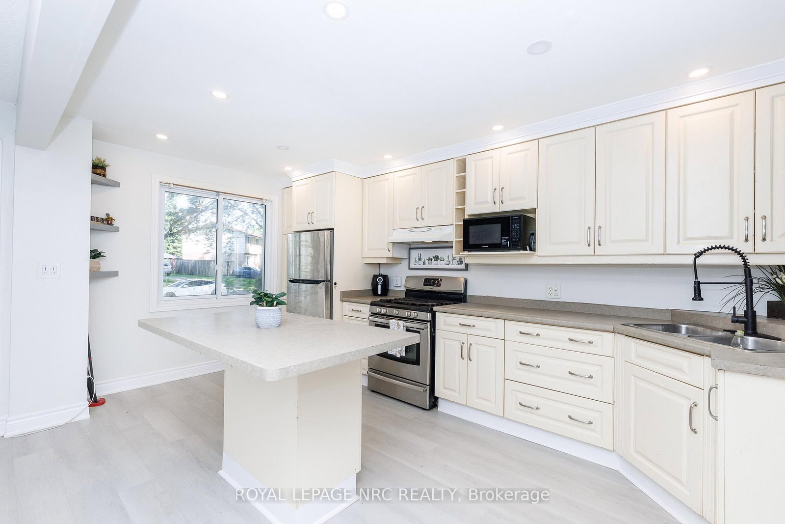 6562 HARMONY Avenue • Niagara Falls, ON photo 4