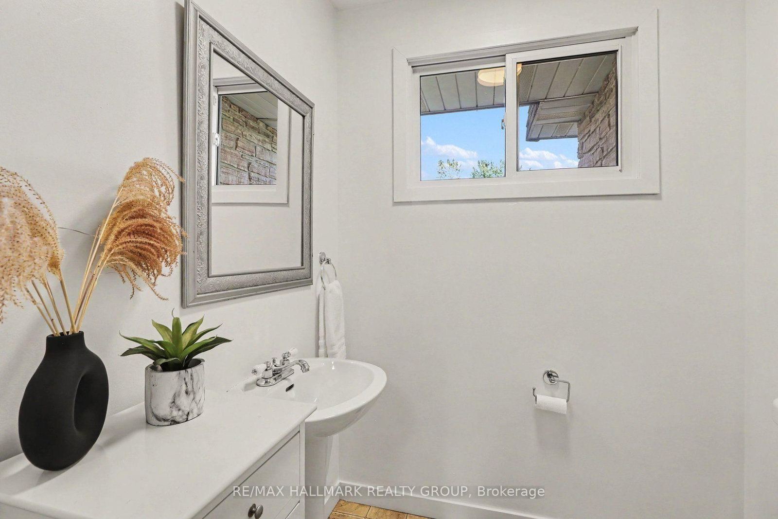 60 Woodburn Drive • Ottawa, ON photo 15