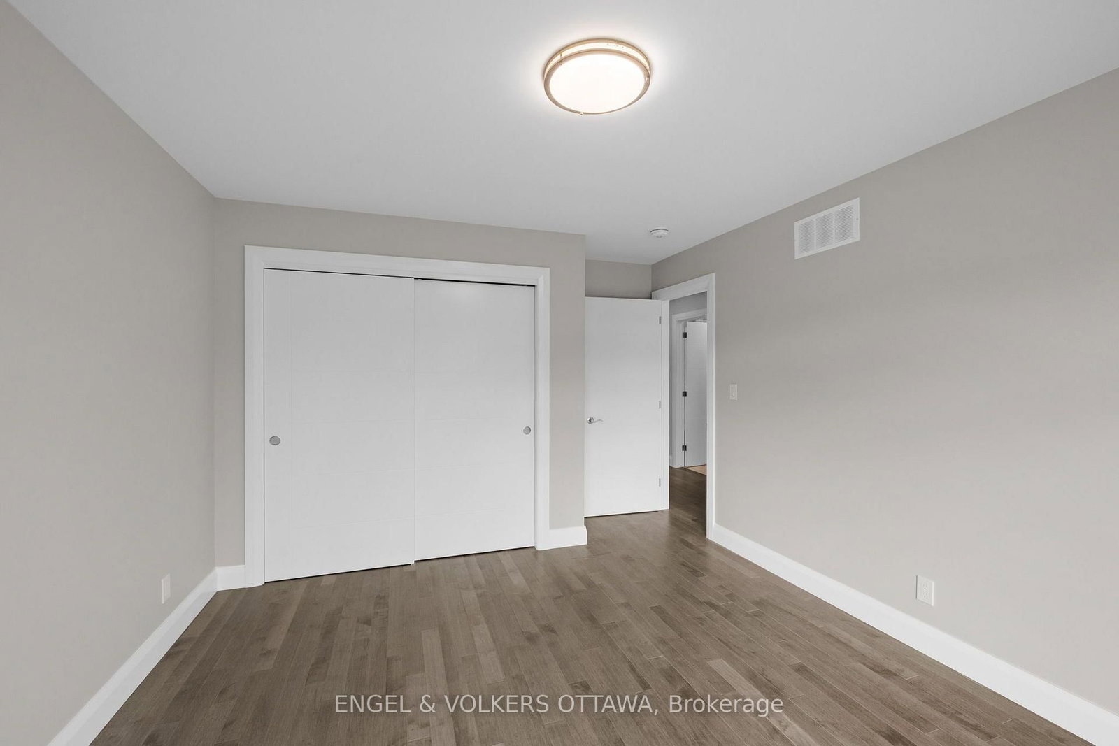 6933 Notre Dame Street • Ottawa, ON photo 31