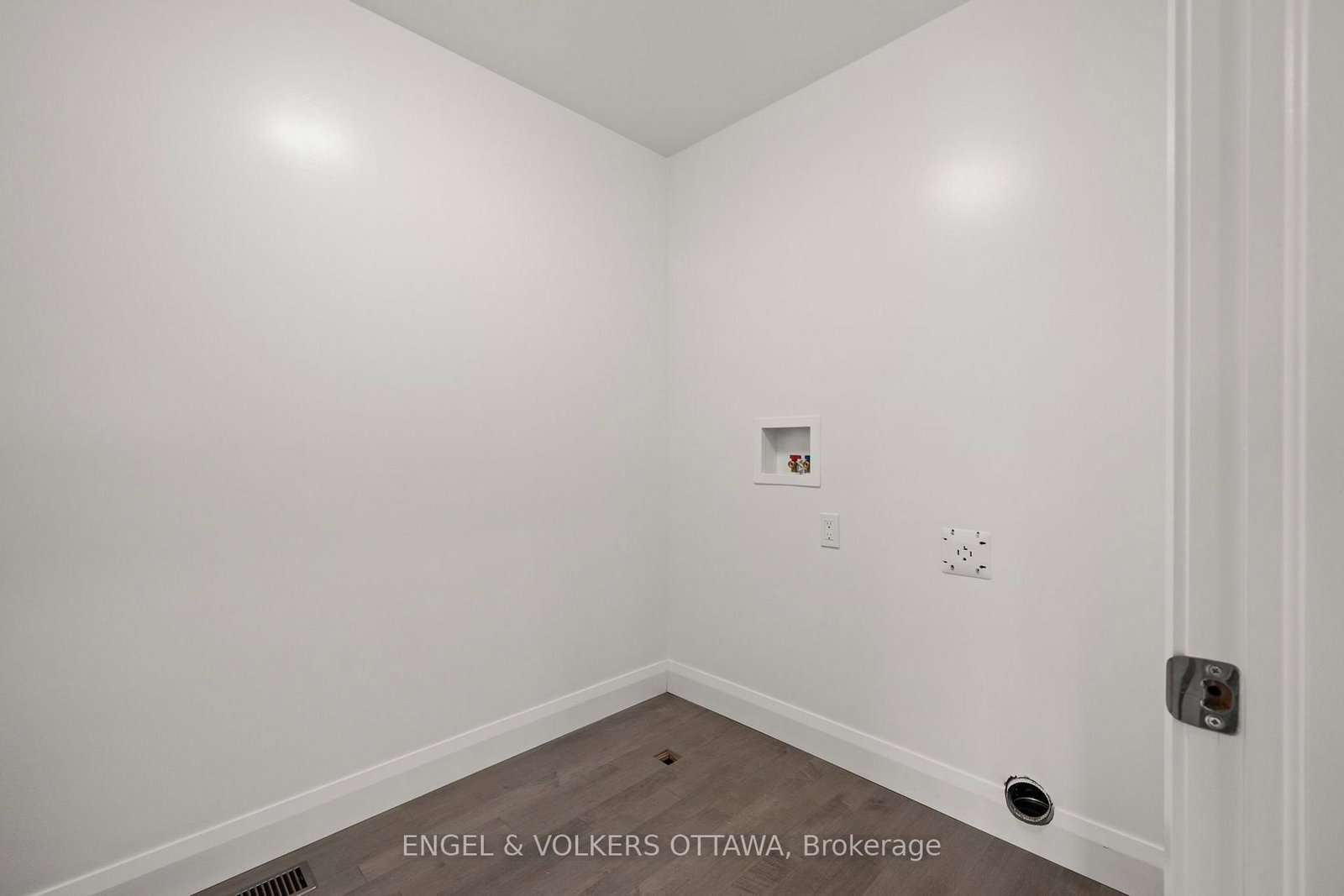 6933 Notre Dame Street • Ottawa, ON photo 35