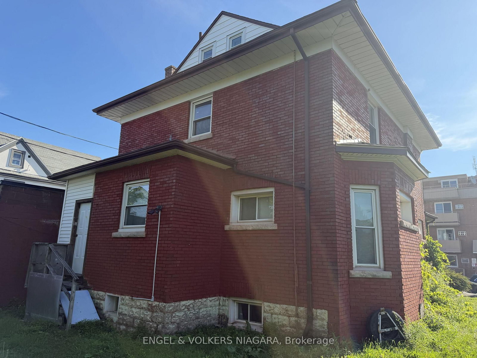 4689 Crysler Avenue • Niagara Falls, ON photo 3