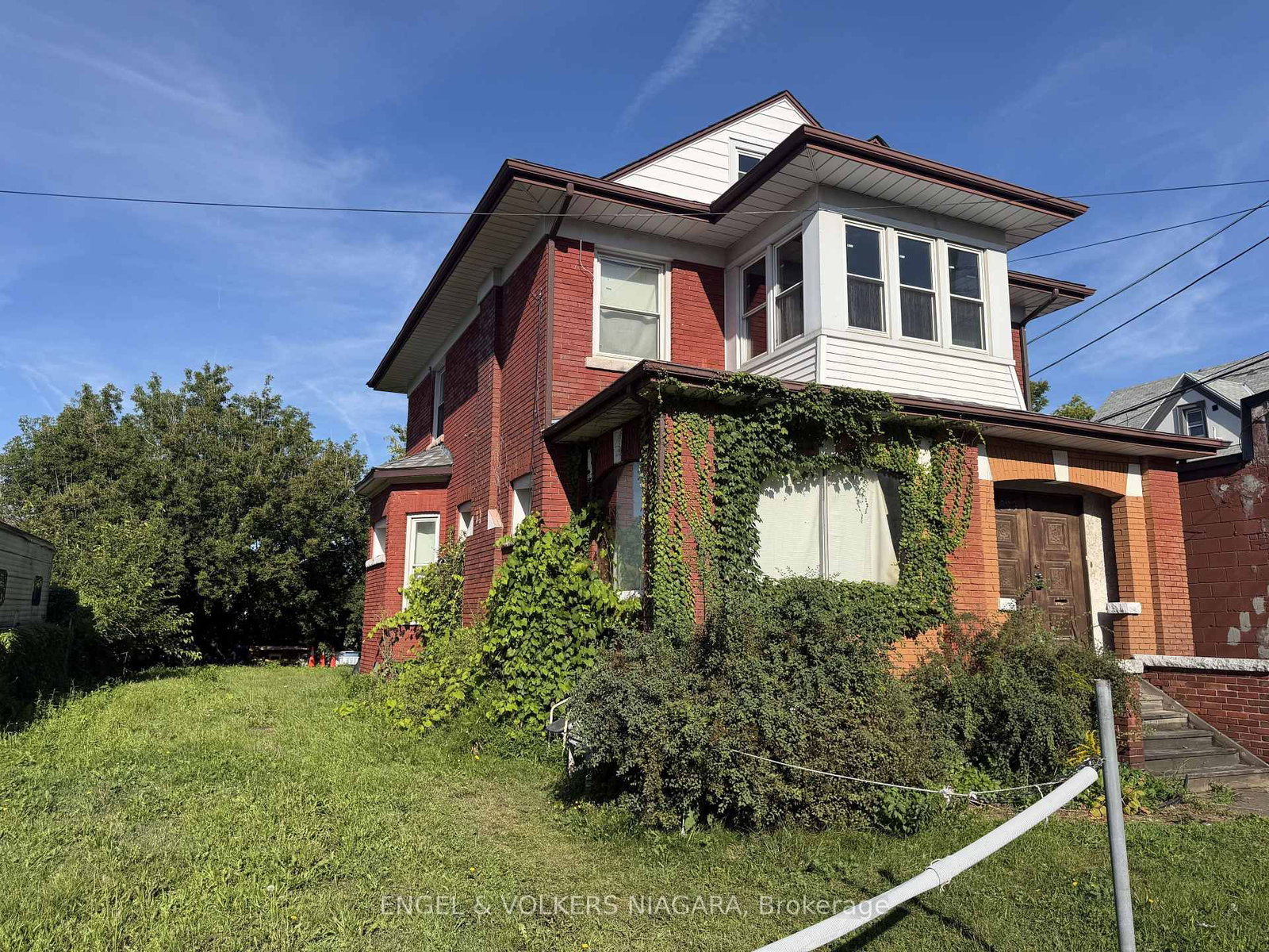 4689 Crysler Avenue • Niagara Falls, ON photo 4