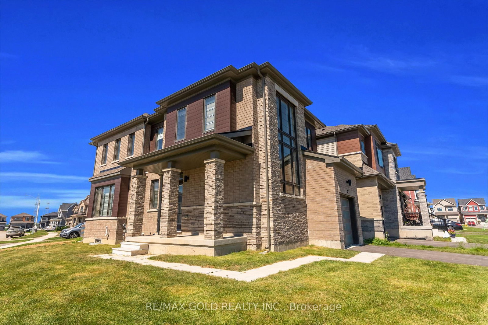 25 Heritage Way • Thorold, ON photo 3