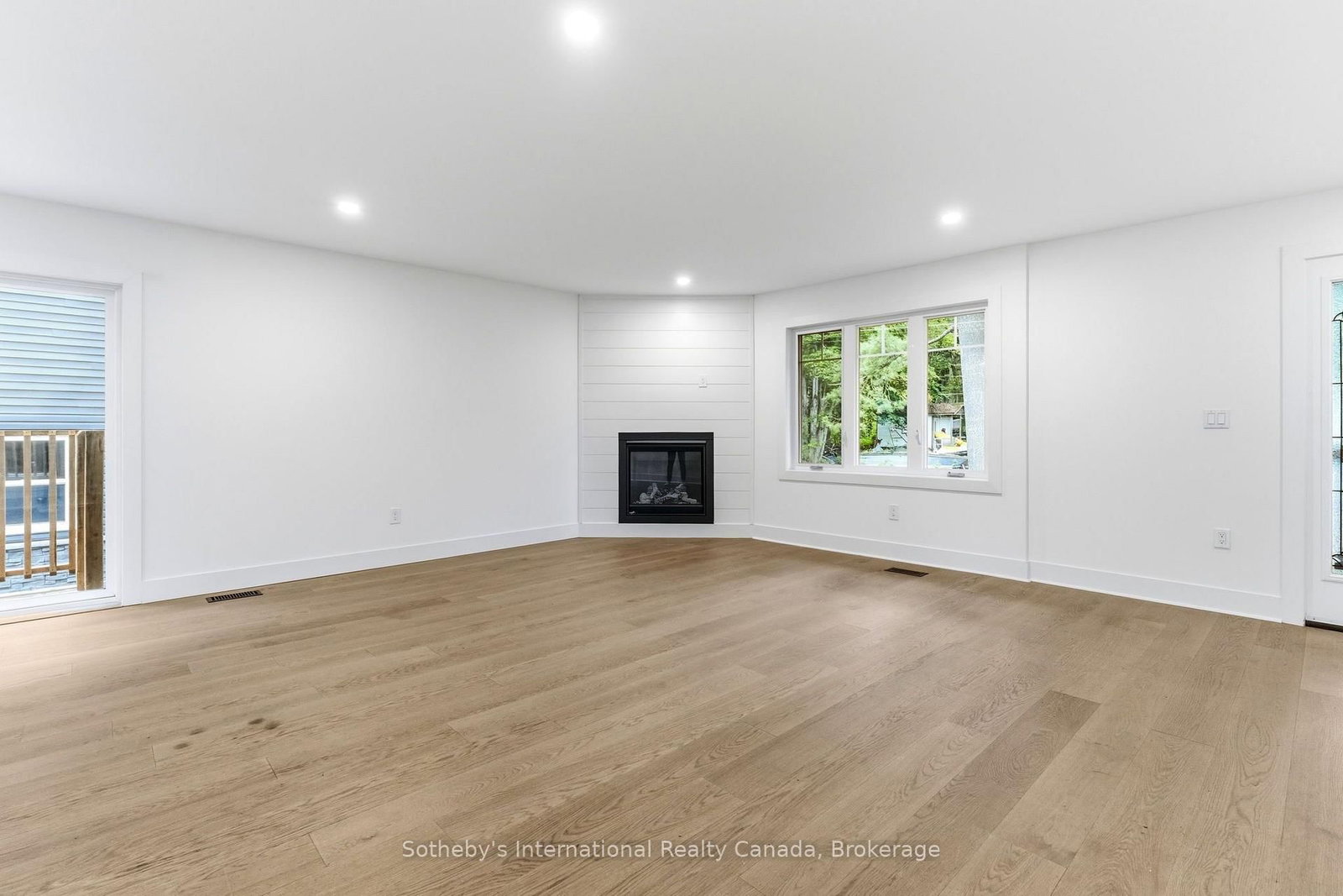 1003 Elizabeth Street • Muskoka Lakes, ON photo 11
