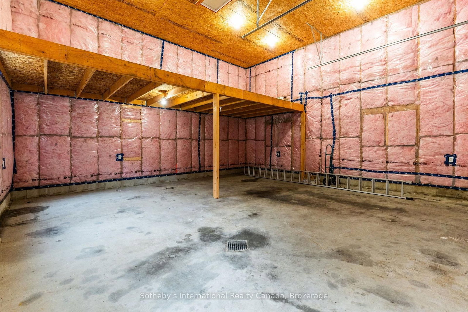 1003 Elizabeth Street • Muskoka Lakes, ON photo 37