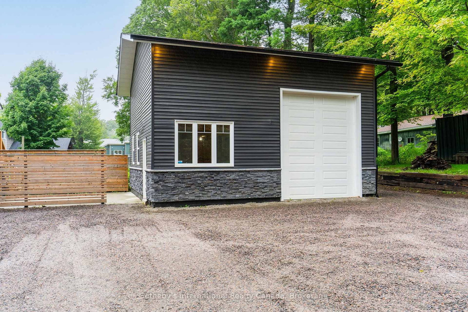 1003 Elizabeth Street • Muskoka Lakes, ON photo 4