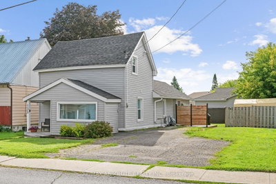 132 Edward Street S • Arnprior, ON photo 2
