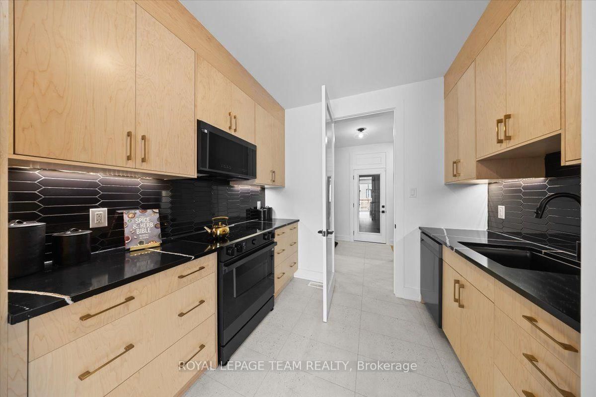 6021 Homecraft Street • Richmond, ON photo 19